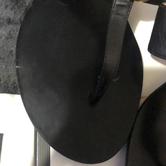 Authentic Gucci thong sandals - Picture 5 of 9